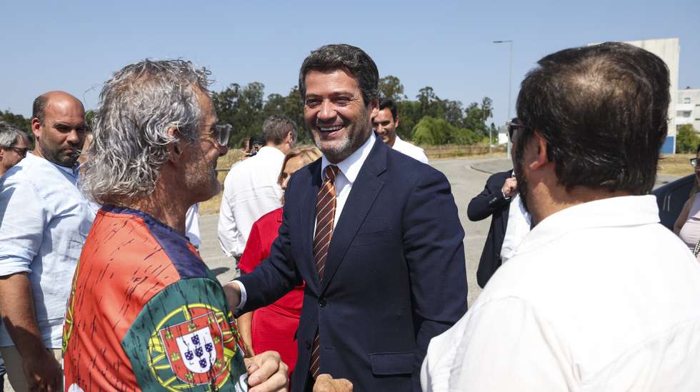 O presidente do Chega, André Ventura, com habitantes durante uma visita ao Bairro Francisco Sá Carneiro, no âmbito das mudanças em curso em matéria de imigração e nacionalidade, em Marrazes, Leiria, 1 de julho de 2025. PAULO NOVAIS/LUSA