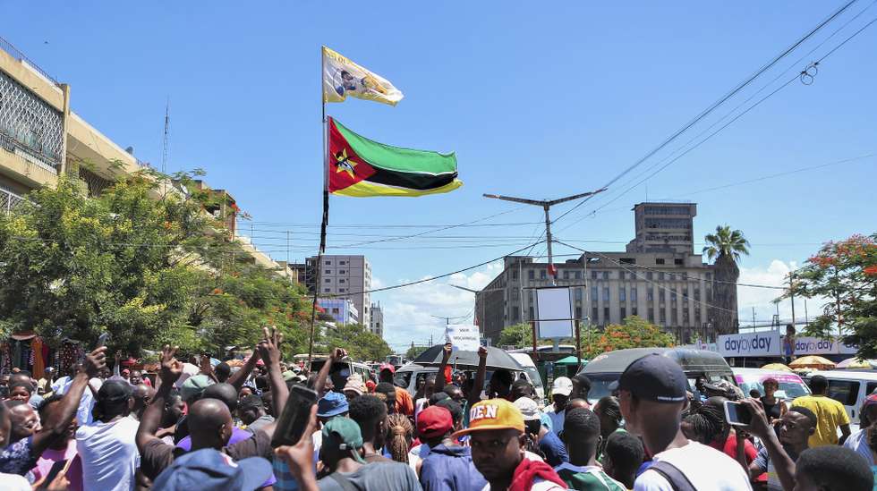 O hino de Moçambique voltou hoje a ser entoado por centenas de populares em diferentes ruas do centro de Maputo, em resposta ao apelo do ex-candidato presidencial Venâncio Mondlane, terminando ao fim de 15 minutos, sem incidentes, Maputo, Moçambique, 24 de janeiro de 2025. Entre a avenida Guerra Popular e a baixa da cidade, vários grupos juntaram-se, à hora prevista - 13:00 locais (menos duas horas em Lisboa)- e, de mãos dadas, com bandeiras, vuvuzelas e apitos, cantaram o hino, pacificamente, perante um trânsito bloqueado, durante 15 minutos, uma forma de contestação que marcou os protestos pós-eleitorais sobretudo em dezembro. LUÍSA NHANTUMBO/LUSA