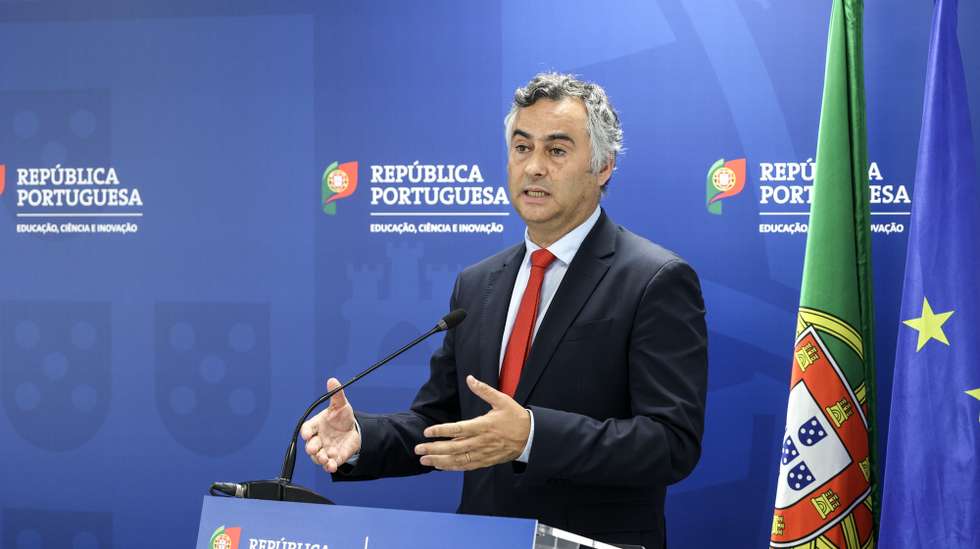 O ministro da Educação, Ciência e Inovação, Fernando Alexandre, discursa na cerimónia de assinatura de acordos de colaboração com autarquias para a realização de obras urgentes de requalificação, conservação ou manutenção nas escolas públicas do Ensino Básico e do Ensino Secundário. Ministério da Educação, Ciência e Inovação, em Lisboa, 04 de julho de 2025. MIGUEL A. LOPES/LUSA