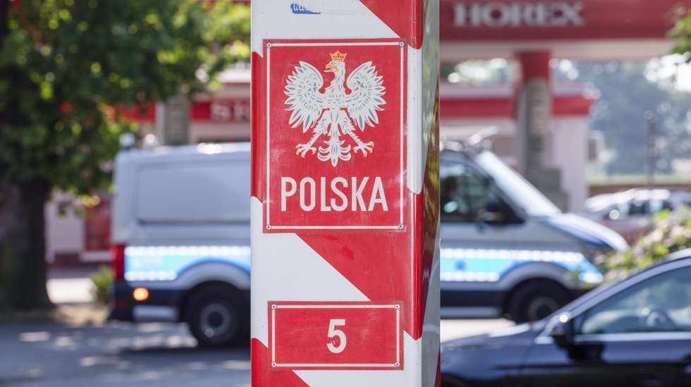 epa12212046 A view of the Polish-German border bridge over the Lusatian Neisse near Porajow in the Lower Silesian Voivodeship, southwestern Poland, 03 July 2025, during a picket organized by the 'Border Defense Movement' (ROG) to oppose returns of migrants.  EPA/KRZYSZTOF CWIK POLAND OUT