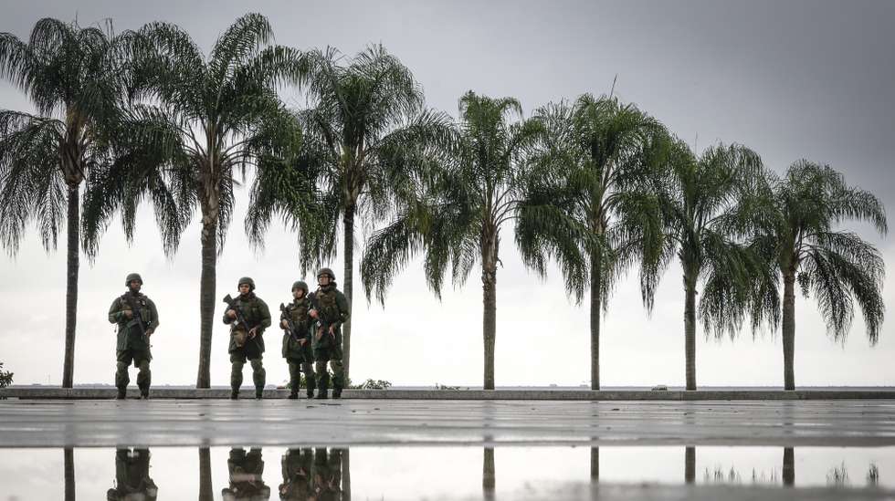 epa12213446 Brazilian Navy personnel conduct a patrol and defense exercises in Guanabara Bay in Rio de Janeiro, Brazil, 03 July 2025. This exercise is part of a joint operation by the Brazilian Armed Forces to ensure the security of the upcoming BRICS heads of state meeting in Rio de Janeiro.  EPA/ANDRE COELHO