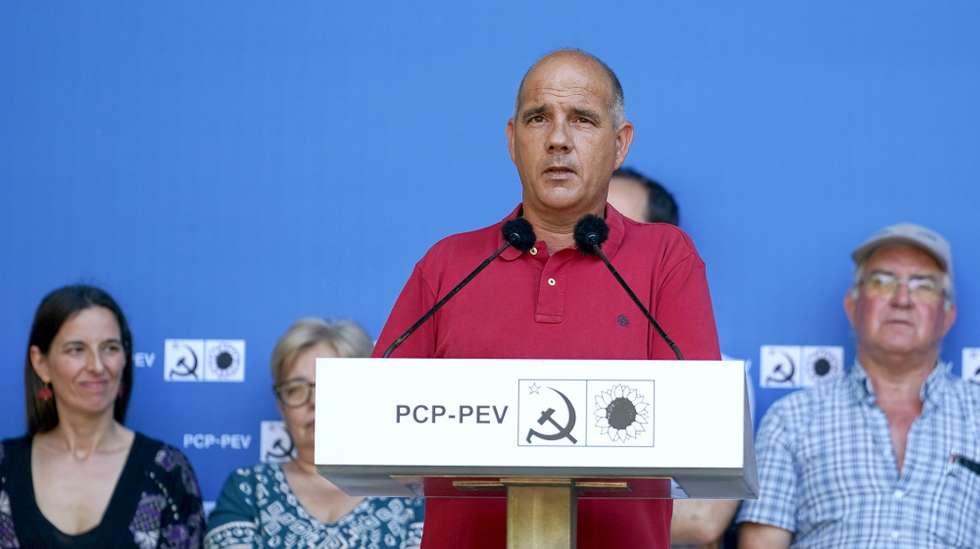 O secretário-geral do Patido Comunista Português (PCP), Paulo Raimundo, discursa durante o “Passeio das Mulheres”, em Vilar de Mouros, Caminha, Viana do Castelo, 06 de julho de 2025. HUGO DELGADO/LUSA