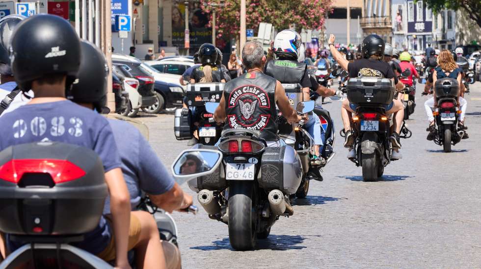 Participantes durante o desfile de encerramento da 42ª Concentração Motard de Faro 2024, 21 de julho de 2024. LUÍS BRANCA/LUSA