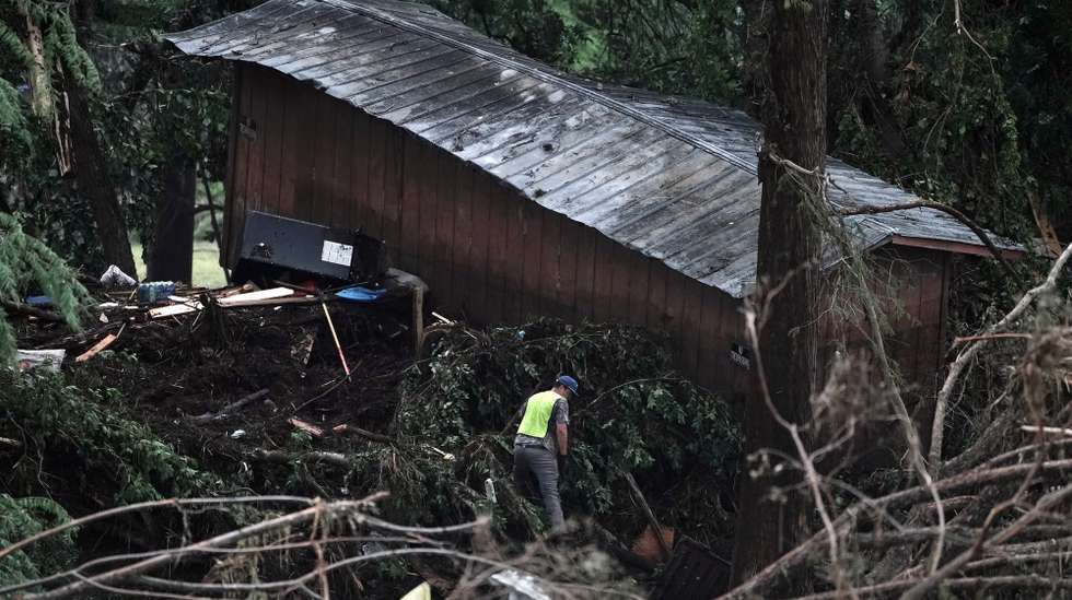epaselect epa12221510 First responders search a building washed ashore from flood waters, in Hunt, Texas, USA, 06 July 2025. At least 69 people have been killed after floodwaters swept through a summer camp and nearby homes on early 04 July.  EPA/DUSTIN SAFRANEK
