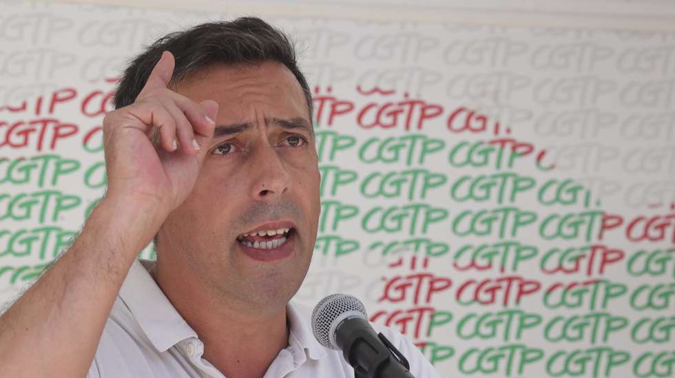 O secretário-geral da CGTP-IN, Tiago Oliveira, usa da palavra durnte o rotesto nacional dos trabalhadores da administração local e setor empresarial, convocado pelo STAL - Sindicato Nacional dos Trabalhadores da Administração Local e Regional, entre o Largo Camões e o Parlamento, 27 junho 2025, em Lisboa, para exigir medidas que resolvam os problemas com que o setor está confrontada. MANUEL DE ALMEIDA/LUSA