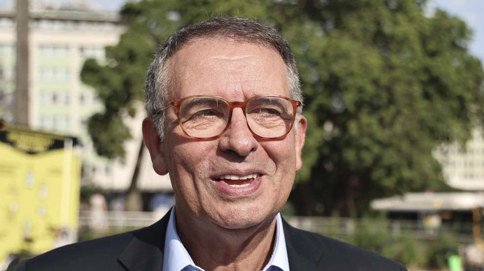 O candidato à Presidência da República, António José Seguro durante a visita à 95ª edição da Feira do Livro, que decorre  no Parque Eduardo VII, em Lisboa, 19 de junho de 2025. ANTÓNIO COTRIM/LUSA
