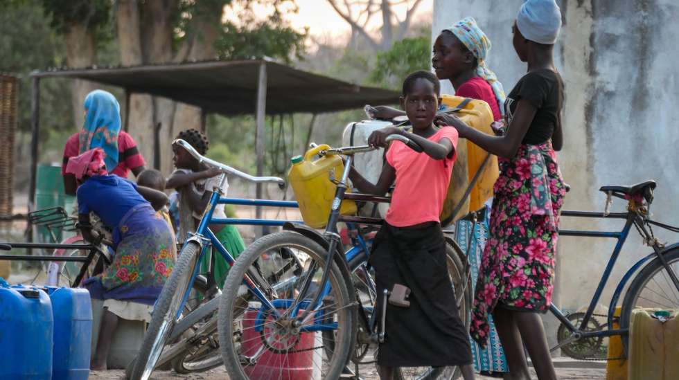 Debaixo de um sol abrasador nas ruelas em terra batida de Machaze, as mulheres fazem as tarefas diárias de bicicleta, que a maioria ganhou como presente de noivado, centro de Moçambique, 28 outubro 2022. (ACOMPANHA TEXTO DO DIA 29 OUTUBRO 2022)  ANDRÉ CATUEIRA/LUSA