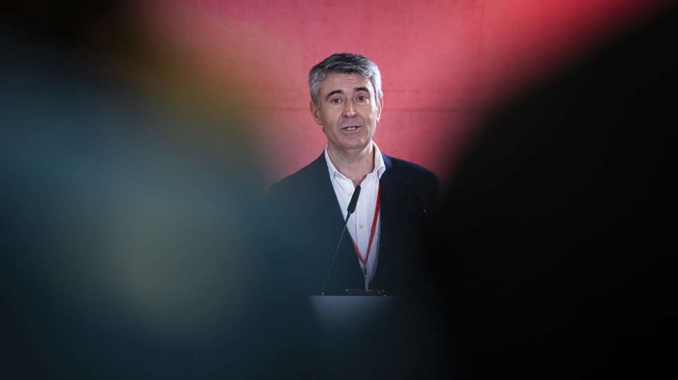 O secretário-geral do Partido Socialista (PS), José Luis Carneiro, usa da palavra durante a reunião da comissão nacional do PS, no Hotel Altis, em Lisboa, 05 de julho de 2025. JOSÉ SENA GOULÃO/LUSA