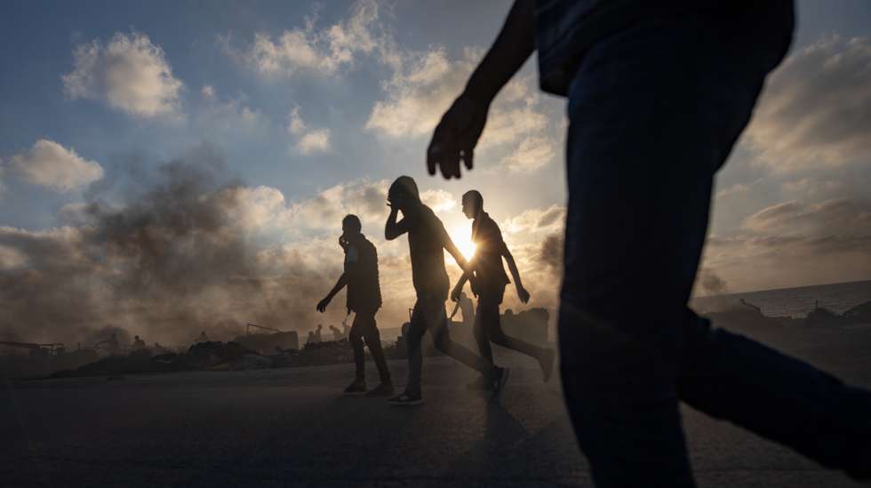 epaselect epa12213722 Palestinians head to gather to receive humanitarian aid to be delivered through the Netzarim Corridor in the central Gaza Strip, passing by a makeshift solar production point on Al-Rashid Street in western Gaza City, 03 July, 2025.  EPA/HAITHAM IMAD