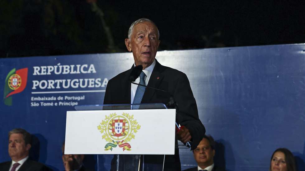 O Presidente da República de Portugal, Marcelo Rebelo de Sousa, durante a intervenção numa receção com a comunidade portuguesa na embaixada de Portugal em São Tomé e Principe no âmbito da visita do Presidente da República a São Tomé e Príncipe, por ocasião das Comemorações dos 50 Anos da Independência de São Tomé e Principe, 11 de julho de 2025. PAULO NOVAIS/LUSA