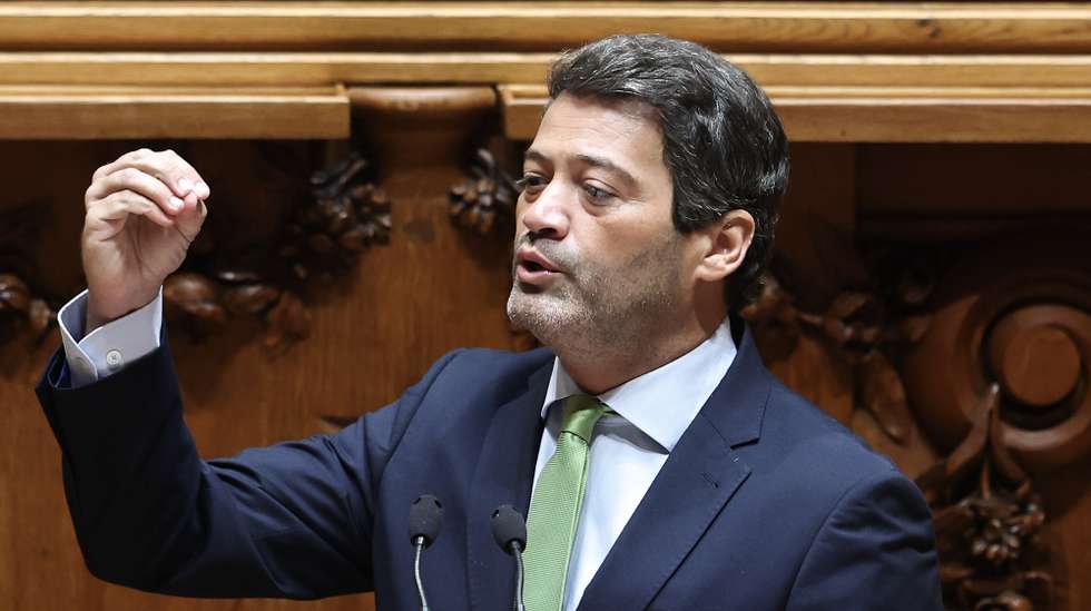 O deputado e presidente do Chega, André Ventura,  intervém durante o debate de urgência, requerido pelo Chega, sobre "Privatização da TAP", Assembleia da República, em Lisboa, 11 de julho  de 2025. ANTÓNIO COTRIM/LUSA