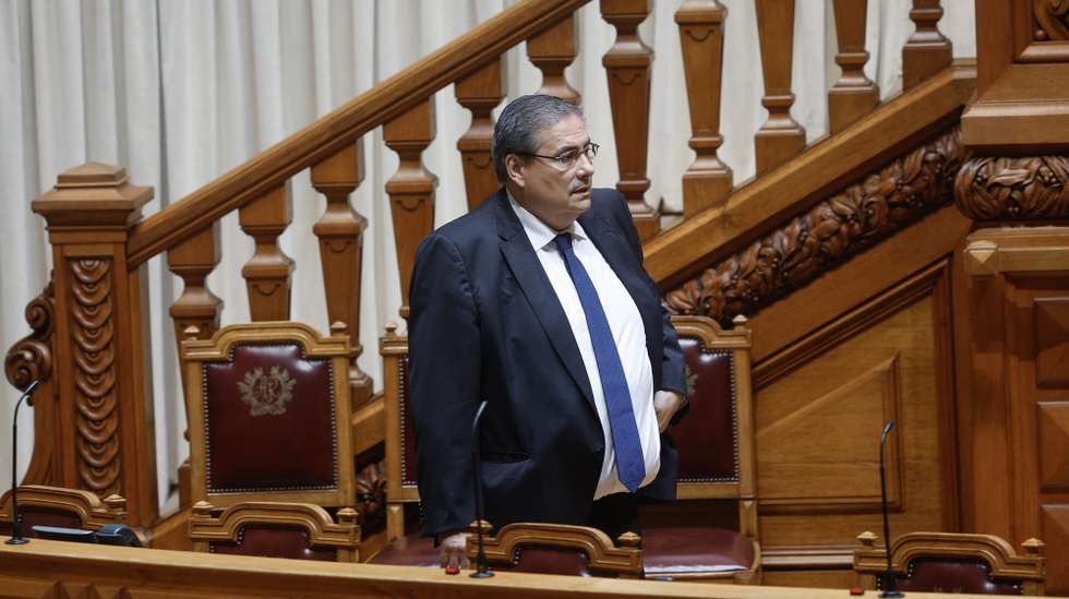 O ministro dos Assuntos Parlamentares, Carlos Abreu Amorim, à chegada para a sessão plenária sobre a Lei da Nacionalidade, no sentido de restringir a aquisição da nacionalidade portuguesa e assegurar a possibilidade da sua perda em determinados casos, na Assembleia da República, em Lisboa, 04 de julho de 2025. ANTÓNIO PEDRO SANTOS/LUSA