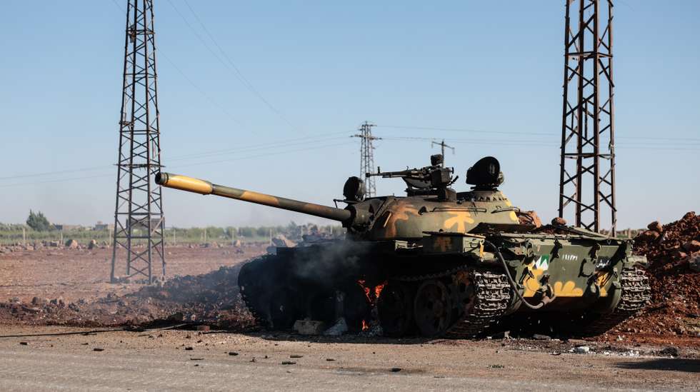 epa12238040 A damaged tank hit by an Israeli airstrike near Al Mazra'a, outside the Druze-majority city of Sweida (Suwayda), southern Syria, 14 July 2025. The Israel Defense Forces confirmed on 14 July to have struck tanks headed to the city of Suwayda, amid ongoing clashes between Bedouin tribes and local fighters. According to the Syrian Observatory for Human Rights, dozens were killed in the clashes, including Syrian Caretaker Government forces.  EPA/MOHAMMED AL RIFAI