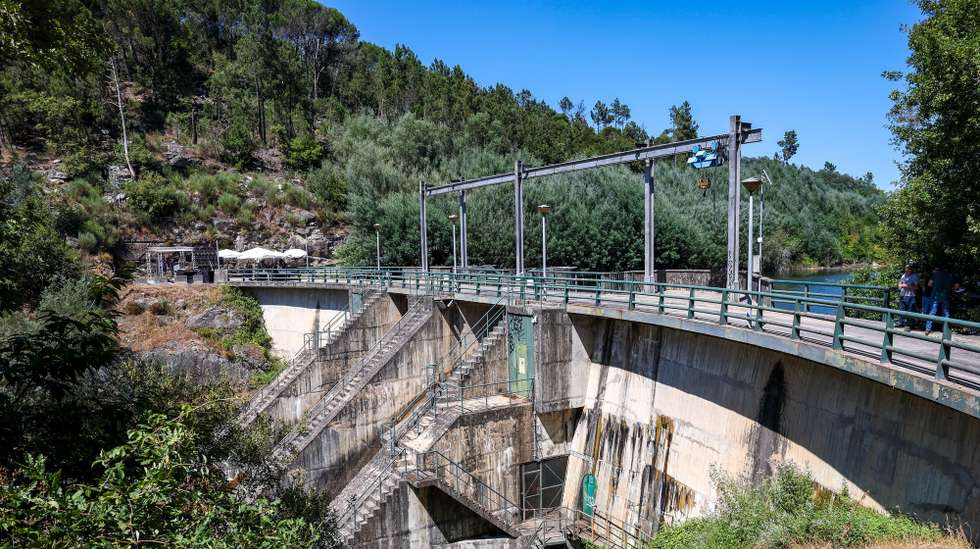 Barragem de Fagilde, Viseu, 15 de julho de 2025. A ministra do Ambiente e Energia, Maria da Graça Carvalho, presidiu hoje à assinatura do protocolo de transferência da atual e da Nova Barragem de Fagilde para a Águas do Douro e Paiva, bem como a divulgação do calendário para as obras da nova infraestrutura, na Barragem de Fagilde. PAULO NOVAIS/LUSA