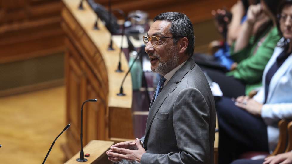 O deputado do Partido Socialista (PS), António Mendonça Mendes, intervém na sessão plenária de apresentação do Programa do XXV Governo Constitucional, na Assembleia da República, em Lisboa, 17 de junho de 2025. MIGUEL A. LOPES/LUSA