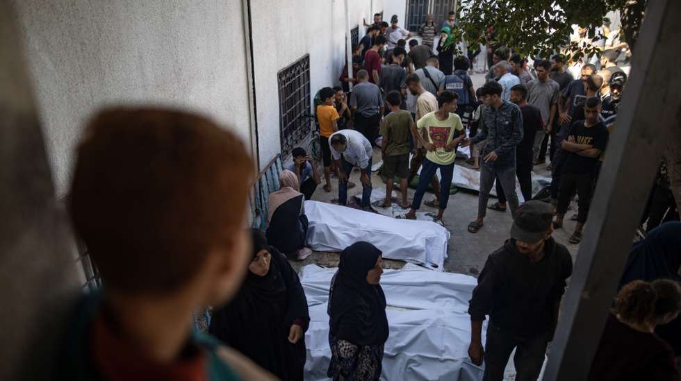 epa12206643 Palestinians bid farewell to relatives who were killed in an Israeli airstrike, at Al-Shifa Hospital in Gaza City, 30 June 2025. According to the Gaza Ministry of Health, 24 Palestinians were killed after the Israeli army targeted Al-Baqa Cafe located on the seafront of Gaza City.  EPA/HAITHAM IMAD