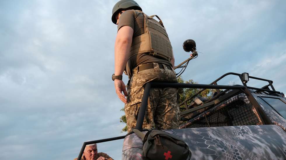 epaselect epa12238192 The gunner of a mobile position of the Kyiv Territorial Anti-Aircraft Defence talks to his commander during guard duty in the east of the region in Kyiv, Ukraine, 14 July 2025. The Kyiv Territorial Anti-Aircraft Defence team works from mobile positions where they operate a Browning M2 12.7 calibre heavy machine gun which they mainly use to shoot down Shahed drones during Russian air strikes.  EPA/MARIA SENOVILLA