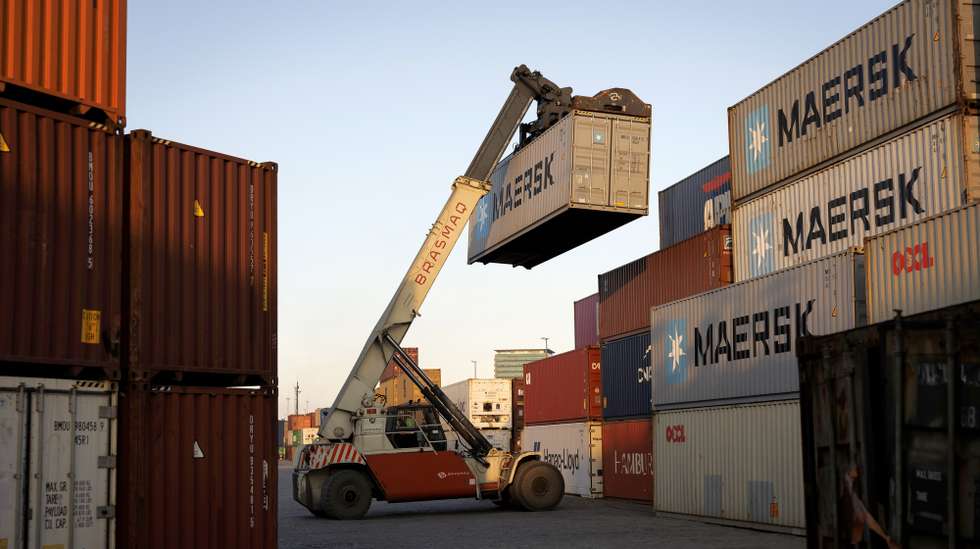 epa12241615 A loading crane at the port of Santos in Sao Paulo, Brazil, 15 July 2025 (issued 16 July 2025). At the port of Santos, the largest commercial port in Latin America, they are observing with 'great concern' the imminent entry into force on 01 August of the 50 percent tariff announced by US President Donald Trump on Brazilian goods.  EPA/ISAAC FONTANA