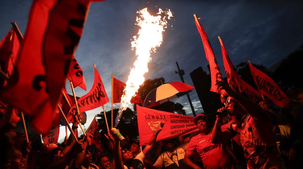 epaselect epa10981754 Members of the Single Union of Construction and Similar Workers (Suntracs) march against the contract between the State and Minera Panama, a subsidiary of the Canadian First Quantum Mineral (FQM) in Panama City, Panama, 17 November 2023.  EPA/Bienvenido Velasco