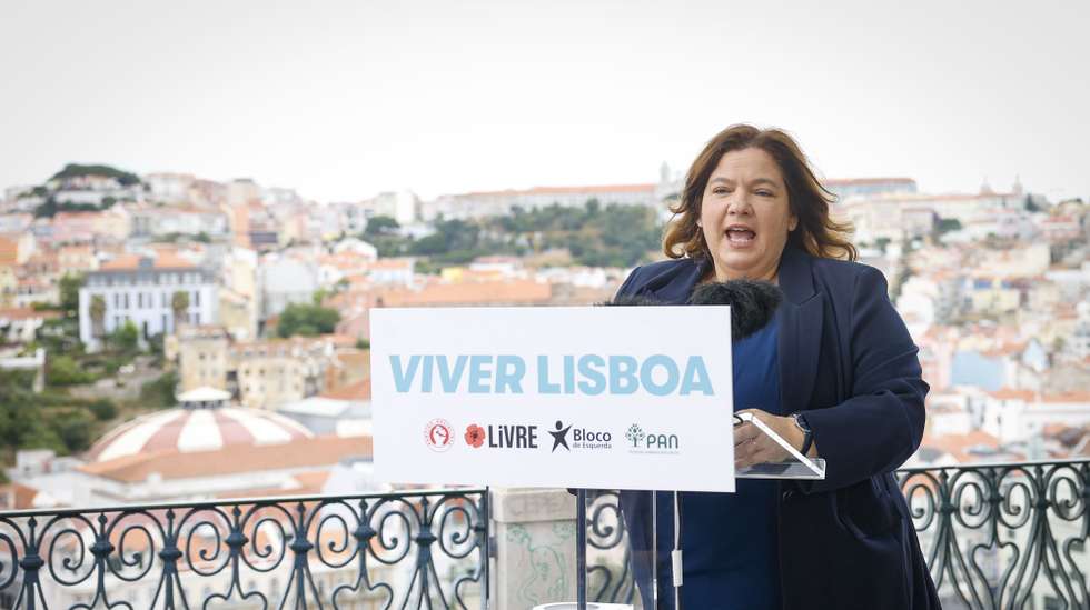 A candidata do Partido Socialista (PS) à Câmara Municipal de Lisboa (CML), Alexandra Leitão, intervém durante a cerimónia de formalização do acordo de coligação com o Livre, Bloco de Esquerda (BE) e Pessoas-Animais-Natureza (PAQN) para a CML, no âmbito das eleições autárquicas de 12 de outubro, no miradouro de São Pedro de Alcântara, em Lisboa, 18 de julho de 2025. ANTÓNIO PEDRO SANTOS/LUSA