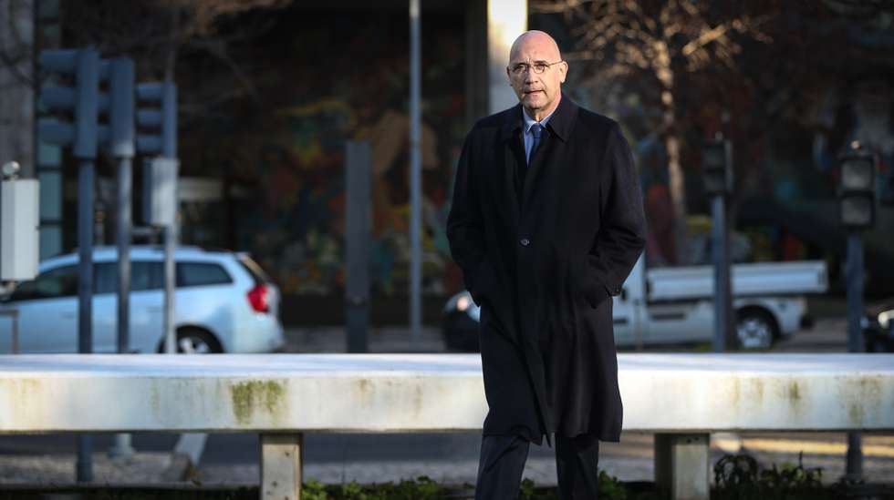O antigo primeiro-ministro, Pedro Passos Coelho, à chegada do tribunal para prestar depoimentos sobre o julgamento do caso EDP, no Campus de Justiça, em Lisboa, 19 de dezembro de 2023. O antigo ministro da Economia (entre 2005 e 2009) Manuel Pinho, que está em prisão domiciliária desde dezembro de 2021, responde em julgamento por um crime de corrupção passiva para ato ilícito, outro de corrupção passiva, um crime de branqueamento de capitais e um crime de fraude fiscal. RODRIGO ANTUNES/LUSA