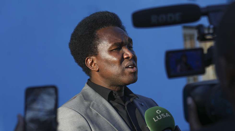 Venâncio Mondlane, ex-candidato presidencial, em declarações à Lusa na sua casa, para onde foi escoltado pela polícia após aterrar no Aeroporto Internacional de Maputo, onde várias dezenas de apoiantes o aguardavam, Maputo, Moçambique, 21 de julho de 2025. Venâncio Mondlane vai ser ouvido terça-feira na Procuradoria-Geral da República (PGR) moçambicana, no âmbito das manifestações pós-eleitorais, anunciou o político, ao chegar a Maputo, antes da polícia lançar gás lacrimogéneo após a saída do aeroporto, dispersando apoiantes. LUÍSA NHANTUMBO/LUSA