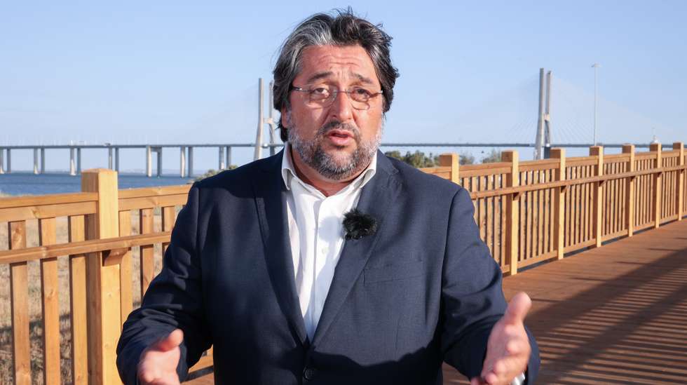 O presidente da Câmara Municipal de Loures, Ricardo Leão, posa para a fotografia durante uma entrevista à Agência Lusa, no âmbito da Jornada Mundial da Juventude, em Loures, 20 de julho de 2023. (ACOMPANHA TEXTO DE 23 DE JULHO DE 2023). ANTÓNIO COTRIM/LUSA