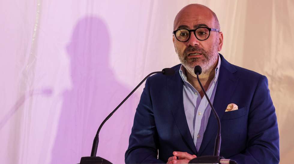 O ministro das Infraestruturas e da Habitação, Miguel Pinto Luz, intervém durante a inauguração de 16 casas de custos controlados, na Quinta do Rangel em Ancas, Anadia, 18 de julho de 2025. Os 16 fogos foram construídos no âmbito da Estratégia Local de Habitação do Município de Anadia, com financiamento do Plano de Recuperação e Resiliência (PRR), através do programa 1.º Direito – Programa de Apoio ao Acesso à Habitação. PAULO NOVAIS/LUSA