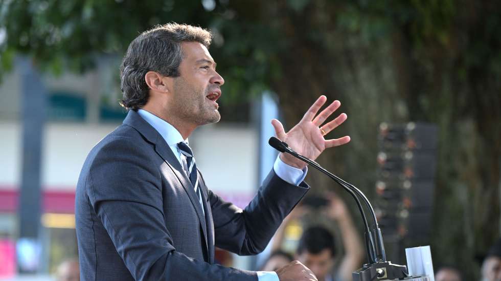 O presidente do Chega, André Ventura, intervém durante a sessão de apresentação da candidatura do candidato à presidência da Câmara Municipal do Porto Miguel Côrte-Real (ausente na fotografia), que decorreu na Praça Francisco Sá Carneiro, no Porto, 23 de julho de 2025. FERNANDO VELUDO/LUSA