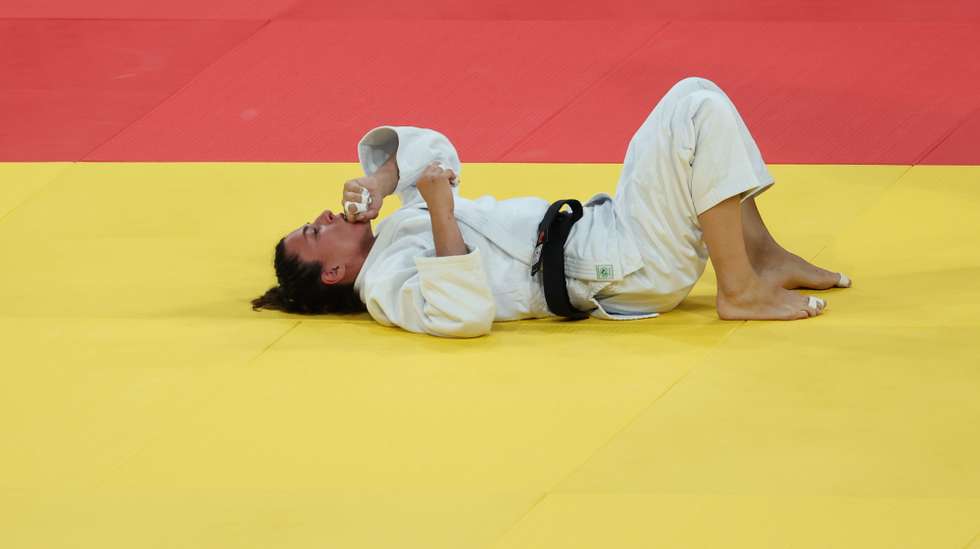 A judoca portuguese Bárbara Timo durante o seu combate frente à judoca sul-coreana Kim Jisu na primeira ronda do torneio de Judo a contar para os Jogos Olímpicos de Paris, que decorrem na cidade entre 29 de julho e 11 de agosto, em Paris, França, 30 de julho de 2024. JOSÉ SENA GOULÃO/LUSA
