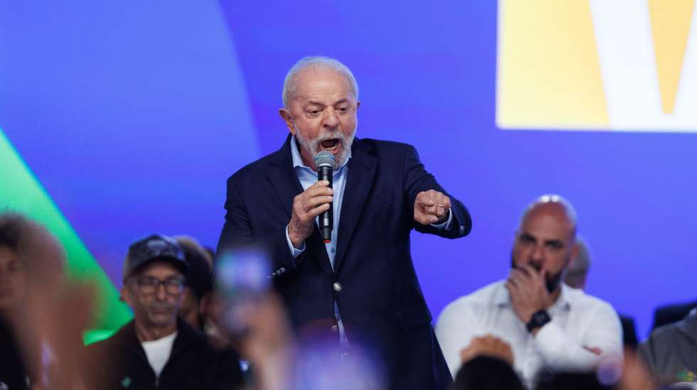epa12262396 Brazilian President Luiz Inacio Lula da Silva speaks during the launch of the Favela Urbanization Plan in Osasco, Brazil, 25 July 2025. The Brazilian government launched a 4.67 billion real (approximately 842 million US dollar) plan to support the urbanization of dozens of favelas across the country with poor infrastructure.  EPA/ISAAC FONTANA