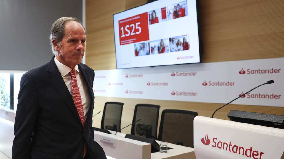 O CEO do Santander Portugal, Pedro Castro e Almeida, chega para a conferência de imprensa para divulgação dos resultados do 1.º semestre de 2025 da instituíção bancária, na sede em Lisboa, 01 de agosto de 2025. TIAGO PETINGA/LUSA