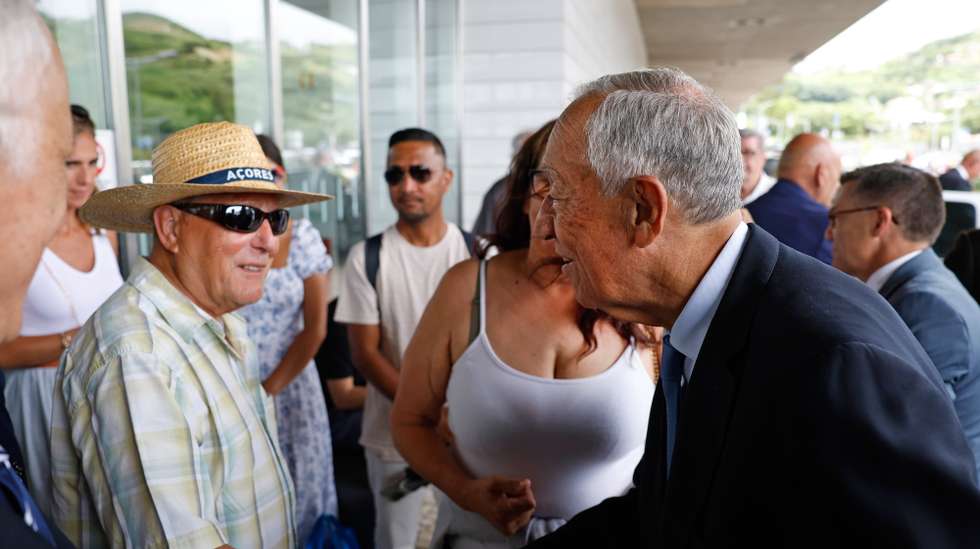 O Presidente da República, Marcelo Rebelo de Sousa (D), cumprimenta um popular à chegada para uma visita a um laboratório do OKEANOS - Instituto de Investigação em Ciências do Mar, na Escola do Mar dos Açores, durante uma visita à região autónoma, Horta, Ilha do Faial, Açores, 01 de agosto de 2025. NUNO VEIGA/LUSA