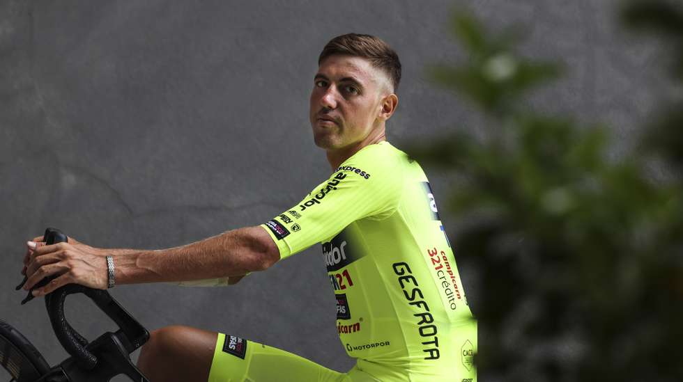 O ciclista russo e vencedor da Volta a Portugal de 2024, Artem Nych, da Anicolor-Tien21, posa para a fotografia durante uma entrevista à Agência Lusa no quartel-general da equipa em Vizela, 04 de agosto de 2025. (ACOMPANHA TEXTO DA LUSA DE 05 DE AGOSTO DE 2025) TIAGO PETINGA/LUSA