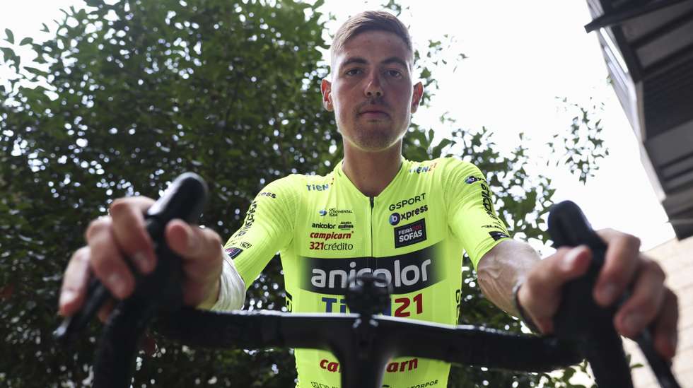 O ciclista russo e vencedor da Volta a Portugal de 2024, Artem Nych, da Anicolor-Tien21, posa para a fotografia durante uma entrevista à Agência Lusa no quartel-general da equipa em Vizela, 04 de agosto de 2025. (ACOMPANHA TEXTO DA LUSA DE 05 DE AGOSTO DE 2025) TIAGO PETINGA/LUSA