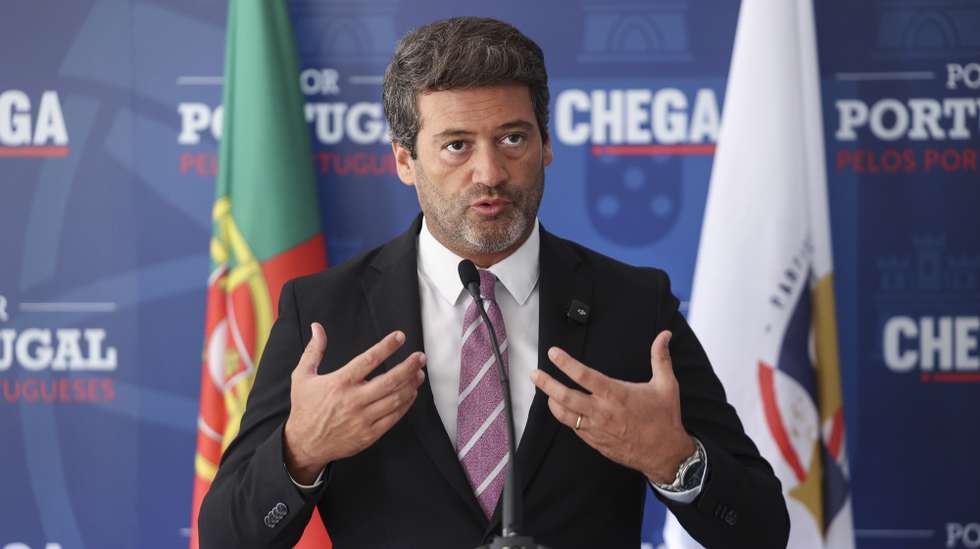 O presidente do Chega, André Ventura, fala aos jornalistas sobre as propostas legislativas do Chega esta tarde na sede do partido em Lisboa, 6 de agosto de 2025.  MIGUEL A. LOPES/LUSA