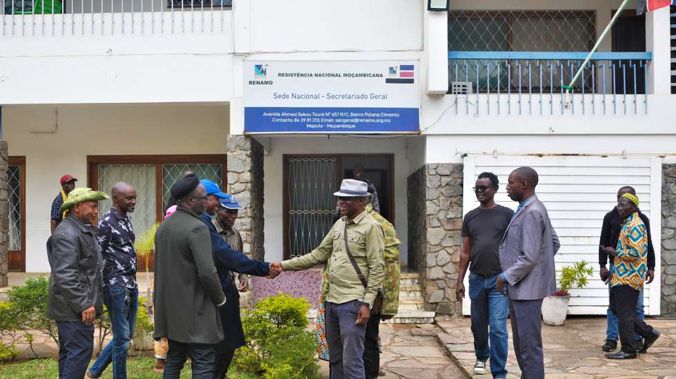 Mais de meia centena de antigos guerrilheiros da Resistência Nacional Moçambicana (RENAMO) estão acampados na sede do partido em Maputo para “forçar” a demissão do líder, Ossufo Momade, acusando-o de “má gestão” da agora terceira força parlamentar, em Maputo, Moçambique, 16 de maio de 2025. LUÍSA NHANTUMBO/LUSA