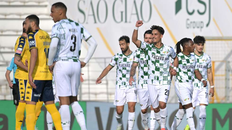 Os jogadores do Moreirense festejam um golo marcado ao Estoril Praia no jogo da 33ª jornada da Primeira Liga de Futebol, realizado no estádio Comendador Joaquim de Almeida Freitas em Moreira de Cónegos,  11 de maio de 2025. FERNANDO VELUDO/LUSA
