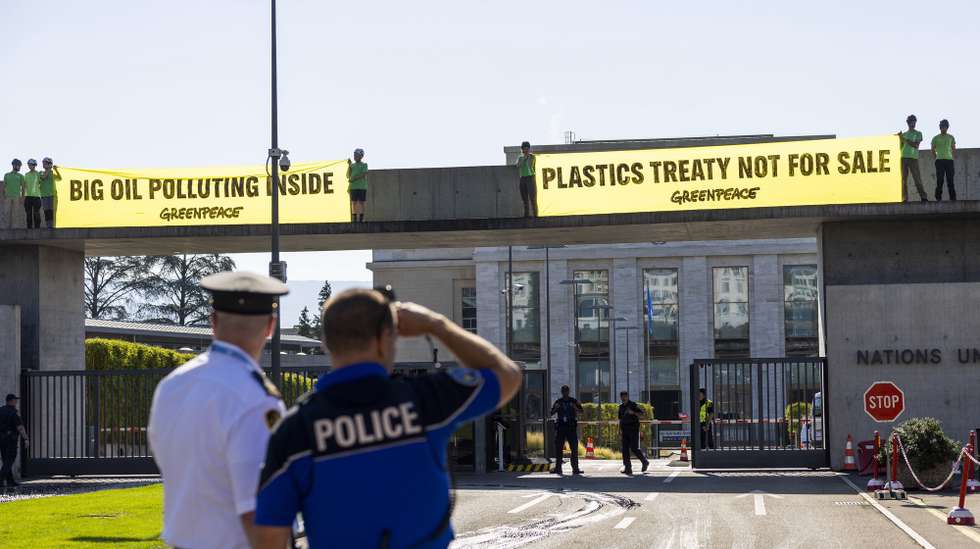 epa12287750 Greenpeace activists protest in support of the Plastics Treaty at Place des Nations in front of the European headquarters of the United Nations in Geneva, Switzerland, 07 August 2025.  The second segment of the fifth session of the Intergovernmental Negotiating Committee on Plastic Pollution (INC-5.2) is taking place from 05 to 14 August 2025, in Geneva.  EPA/SALVATORE DI NOLFI