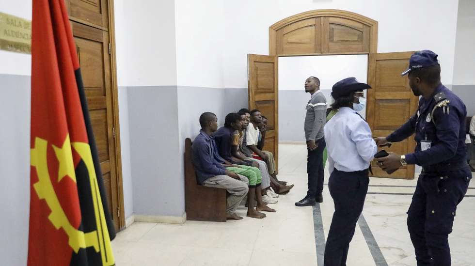 Pelo menos 240 pessoas começaram a ser julgadas em processos relacionados com os tumultos e atos de vandalismo registados em Luanda no início da semana, dos quais oito foram condenados, dois absolvidos e dezenas aguardam decisão, Luanda, Angola, 1 de agosto de 2025. Segundo o último balanço provisório da Polícia Nacional de Angola, divulgado esta quarta-feira, os tumultos registados entre segunda e quarta-feira provocaram 30 mortos e 277 feridos, incluindo dez elementos das forças de defesa e segurança. Foram ainda detidas 1.515 pessoas, e contabilizados danos em 118 estabelecimentos comerciais, 24 autocarros públicos, mais de 20 viaturas particulares, cinco viaturas das forças de segurança, uma motorizada e uma ambulância. AMPE ROGÉRIO/LUSA