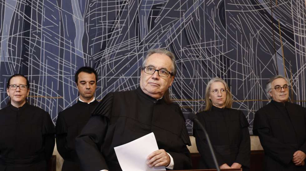 O presidente do Tribunal Constitucional, José João Abrantes (C), à chegada para a leitura pública da decisão relativa ao pedido de fiscalização requerida pelo Presidente da República, Marcelo Rebelo de Sousa (ausente da foto), sobre o regime jurídico de entrada, permanência, saída e afastamento de estrangeiros do território nacional, na Sala de Atos Públicos do Tribunal Constitucional, em Lisboa, 08 de agosto de 2025. ANTÓNIO PEDRO SANTOS/LUSA