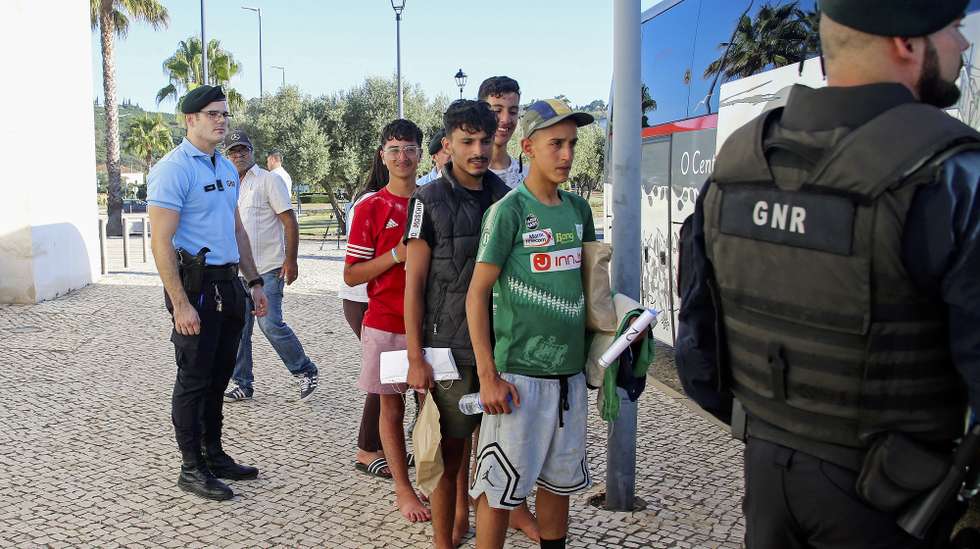 Migrantes desembarcados no Algarve acompanhados por elementos da GNR foram presentes no tribunal de Silves para serem ouvidos, 9 de agosto de 2025. Um barco com 38 migrantes, incluindo sete menores, desembarcou, ontem, sexta-feira na praia da Boca do Rio, no concelho de Vila do Bispo, distrito de Faro. JOÃO MATOS/LUSA