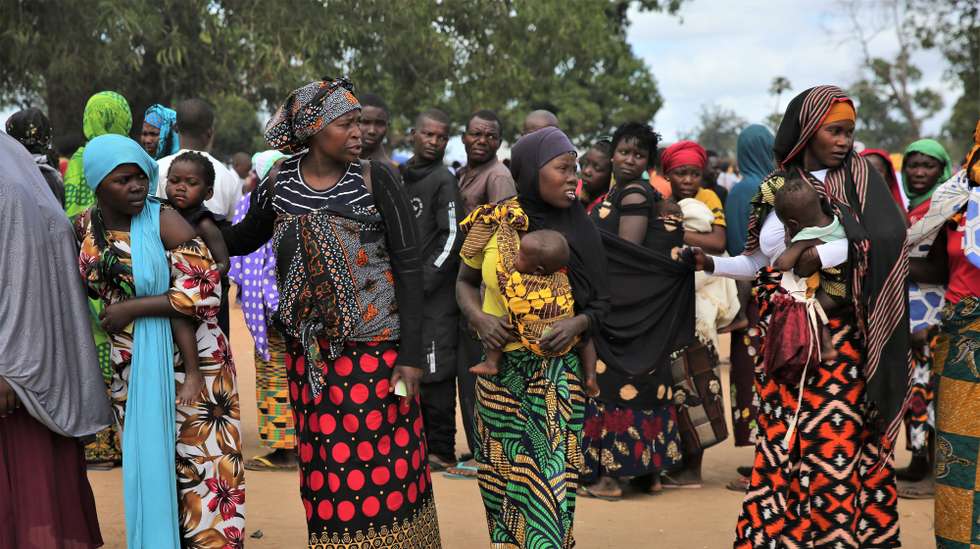 Deslocados fazem fila para receberem a ajuda das agências humanitárias, a primeira do grupo em dias, após fugir dos ataques terroristas em aldeias do distrito de Chiúre, em Cabo Delgado, Moçambique, 29 de julho de 2025. LUÍSA NHANTUMBO/LUSA