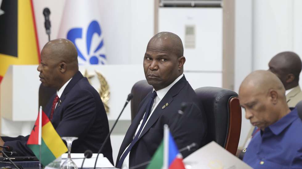 O Presidente de Moçambique, Daniel Chapo (C), participa na XV Conferencia dos Chefes de Estados e de Governo da Comunidade dos Países de Língua Portuguesa (CPLP), em Bissau, Guiné-Bissau, 18 de julho de 2025. MANUEL DE ALMEIDA/LUSA