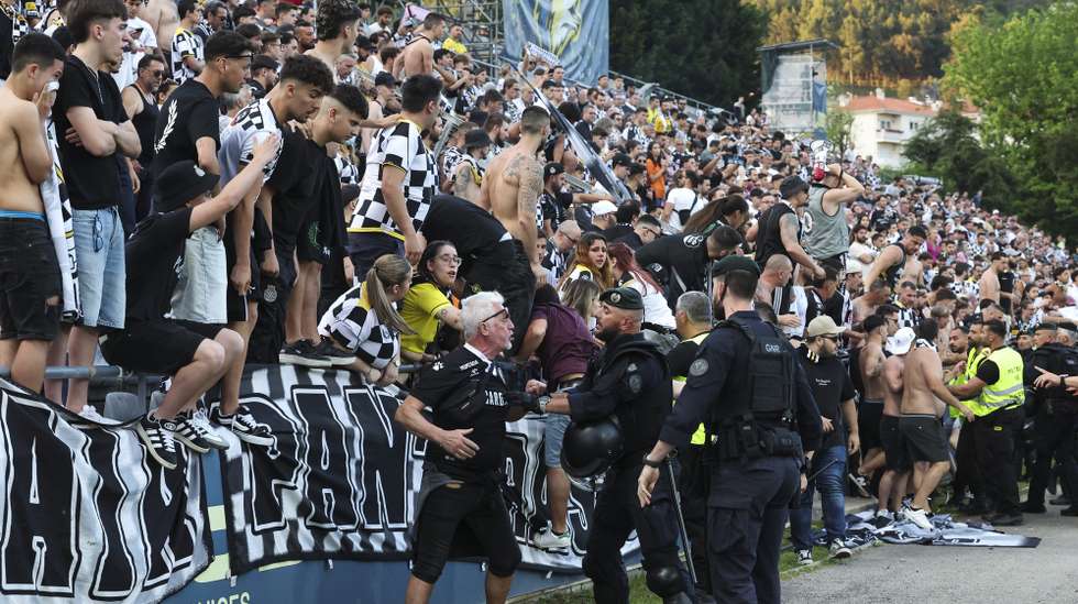 Agentes da PSP tiveram que intervir para impedir a invasão do campo pelos adeptos do Boavista que protestaram contra os jogadores no final do jogo da última jornada da I Liga de futebol Arouca vs Boavista disputado no Estádio Municipal de Arouca, 17 de maio de 2025. PAULO NOVAIS/LUSA