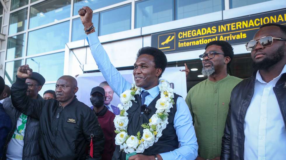 Venâncio Mondlane (C) no aeroporto de Maputo festeja com apoiantes a formalização do partido, Maputo, 18 de agosto de 2025. O seu partido a Aliança Nacional para um Moçambique Livre e Autónomo (ANAMOLA) foi autorizado na semana passada pelo Governo moçambicano. LUISA NHANTUMBO/LUSA
