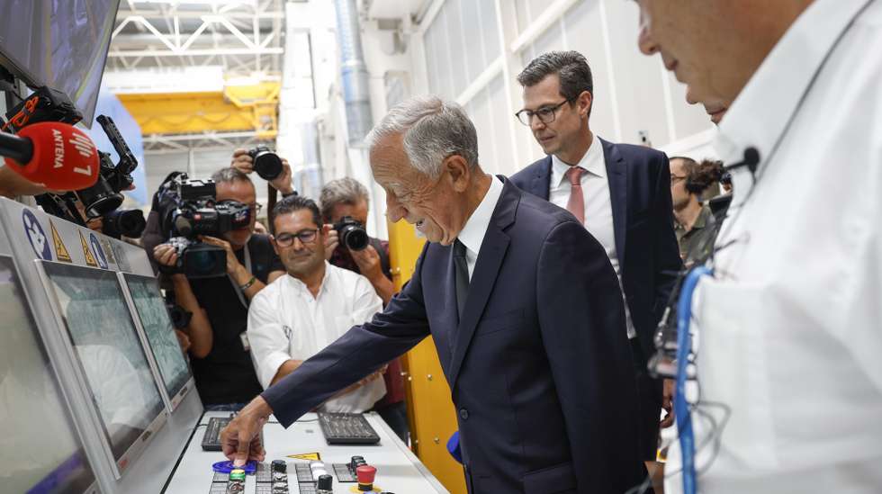 O Presidente da República, Marcelo Rebelo de Sousa (C), dá início ao funcionamento da nova Prensa XL, um investimento estratégico em tecnologia de ponta, cerimónia simbólica do início das obras da nova nave de pintura e a apresentação do concept car ID. EVERY1, nas instalações da Volkswagen Autoeuropa, em Palmela, Setúbal, 19 de agosto de 2025. ANTÓNIO PEDRO SANTOS/LUSA