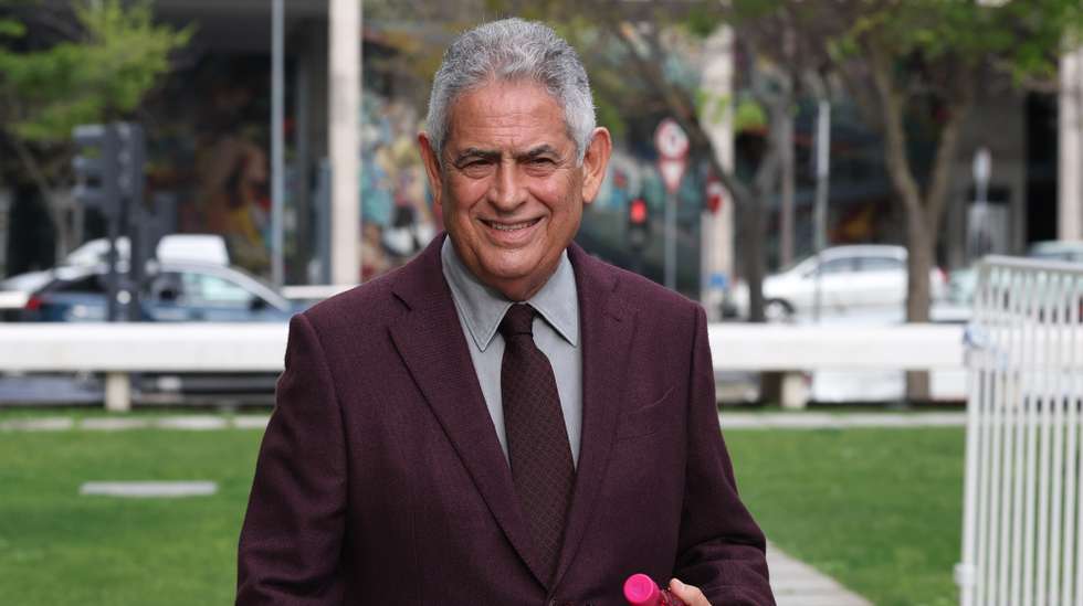O ex-presidente do SL Benfica, Luís Filipe Vieira, à chegada para o início do julgamento do processo "Saco Azul", que decorre no Campus da Justiça, em Lisboa, 09 de abril de 2025. Entre os arguidos, estão a SAD do Benfica, Benfica Estádio, Luís Filipe Vieira, Domingos Soares de Oliveira e Miguel Moreira, no processo em que a acusação do Ministério Público imputa ao ex-presidente do clube da Luz três crimes de fraude fiscal qualificada e 19 de falsificação de documento, tal como Miguel Moreira, ex-diretor financeiro do clube, e Domingos Soares de Oliveira, que continuou na SAD 'encarnada' depois da saída de Luís Filipe Vieira da direção do clube, em 2021. ANTÓNIO COTRIM/LUSA
