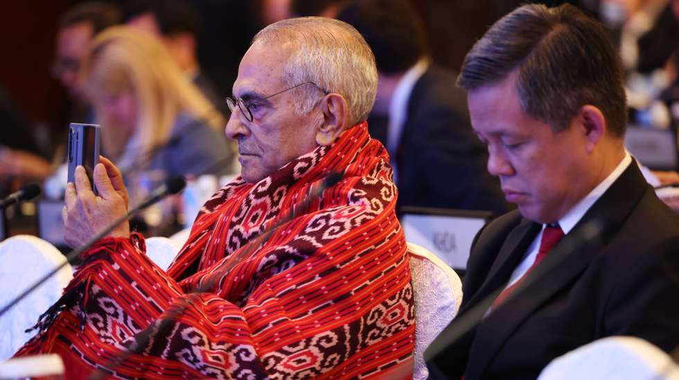 epa12146476 Timor-Leste President Jose Ramos-Horta (L) holds his mobile phone beside Singapore’s Minister for Defence, Singapore Chan Chun Sing as US Defence Secretary Pete Hegseth (not pictured) delivers his speech at the first plenary session of the International Institute for Strategic Studies (IISS) Shangri-la Dialogue Defence Summit in Singapore, 31 May 2025. Defense ministers and officials from 47 countries are gathered in the city state for the IISS Shangri-la Dialogue, an annual high level defence summit in the Asia Pacific region.  EPA/HOW HWEE YOUNG