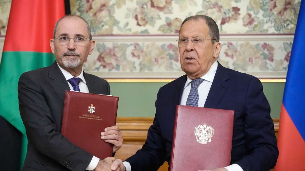 epa12312029 Russian Foreign Minister Sergei Lavrov (R) and Jordan's Minister of Foreign Affairs and Expatriates Ayman Safadi (L) pose for a photo after a signing ceremony following their talks at Zinaida Morozova's Mansion in Moscow, Russia, 20 August 2025.  EPA/PAVEL BEDNYAKOV / POOL